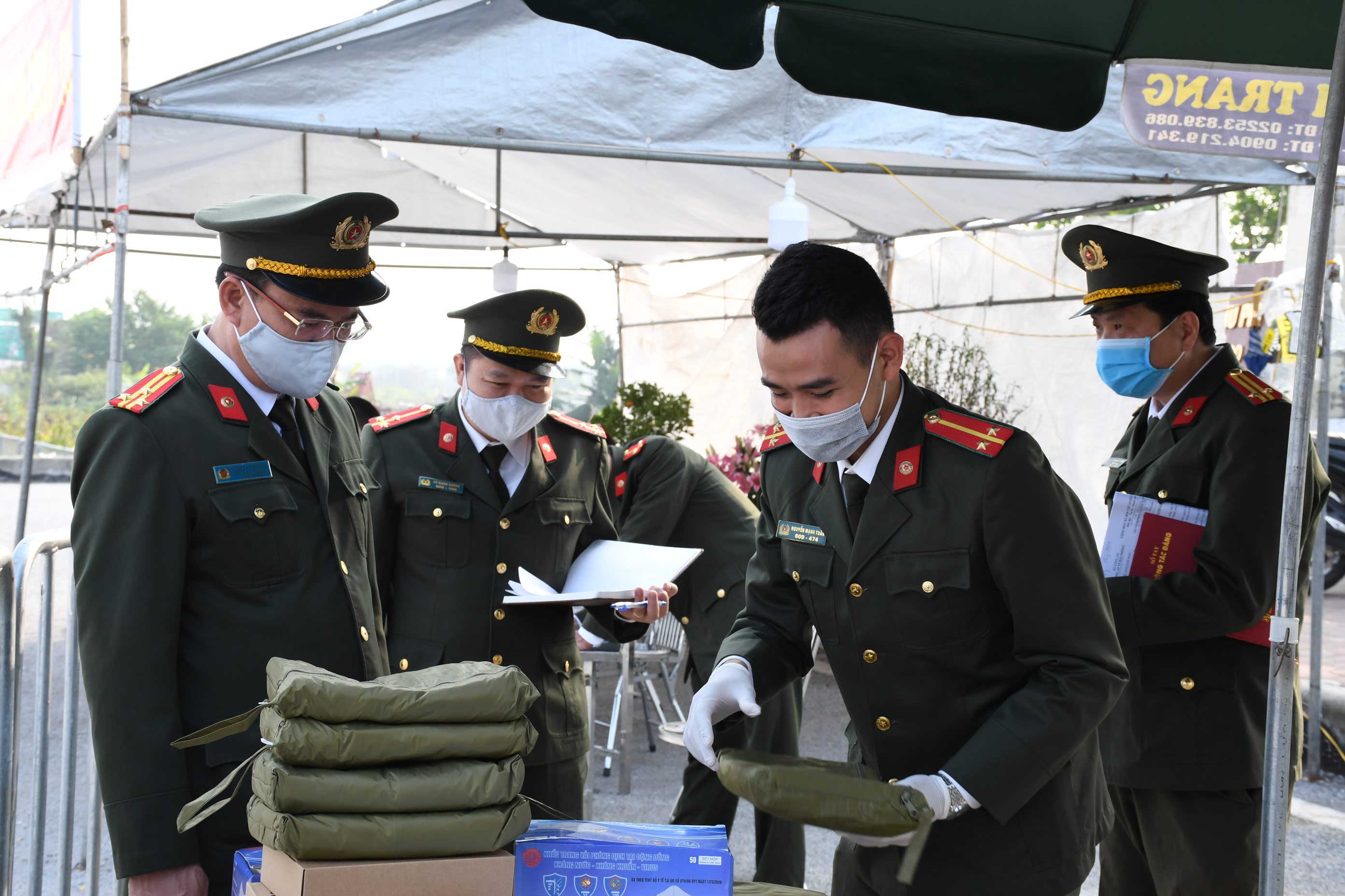 Kiểm tra tình hình Chốt điểm, cấp trang thiết bị phòng chống dịch Covid-19